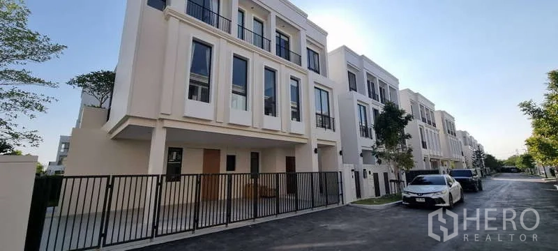 独立式住宅 出租在Lat Krabang, Bangkok - 静街上的现代三层住宅立面，带院墙与车位，位于Lat Krabang。