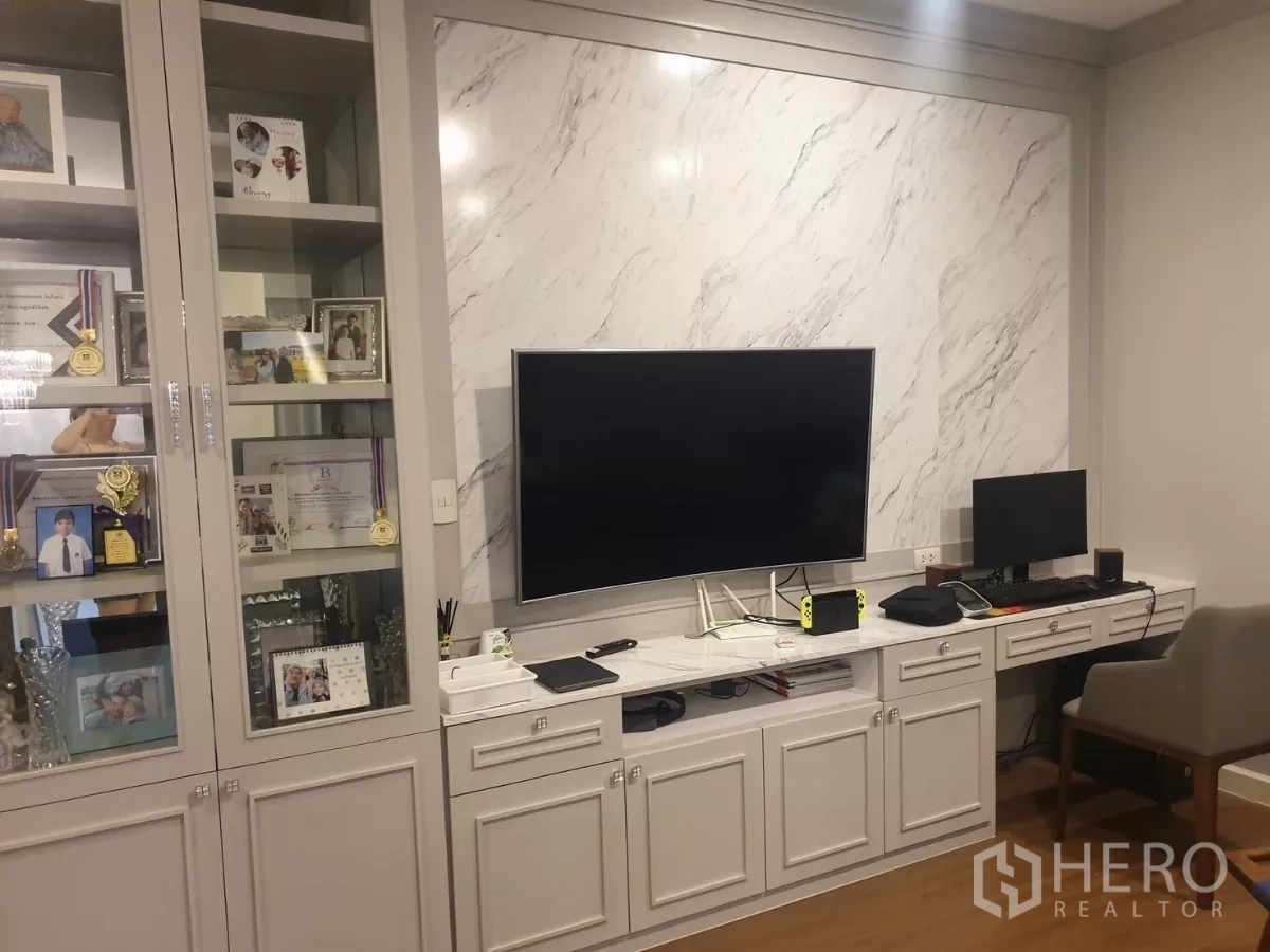 独立式住宅 出租或出售在Prawet, Bangkok - 多功能房的嵌入式展示柜与电视柜，大理石背景