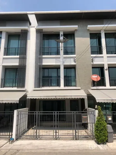 ทาวน์เฮาส์ ให้เช่าในWang Thonglang, Bangkok - ทาวน์เฮ้าส์ 3 ชั้นสไตล์โมเดิร์น ด้านหน้าเป็นที่จอดรถมีรั้วและกันสาด ในเขตวังทองหลาง กรุงเทพมหานคร