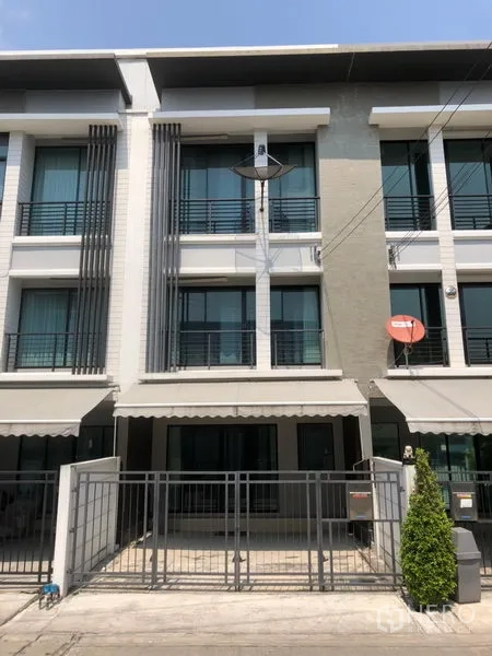 联排别墅 出租在Wang Thonglang, Bangkok - 三层现代联排别墅外立面，带大门车库与遮阳篷，位于旺通朗区。