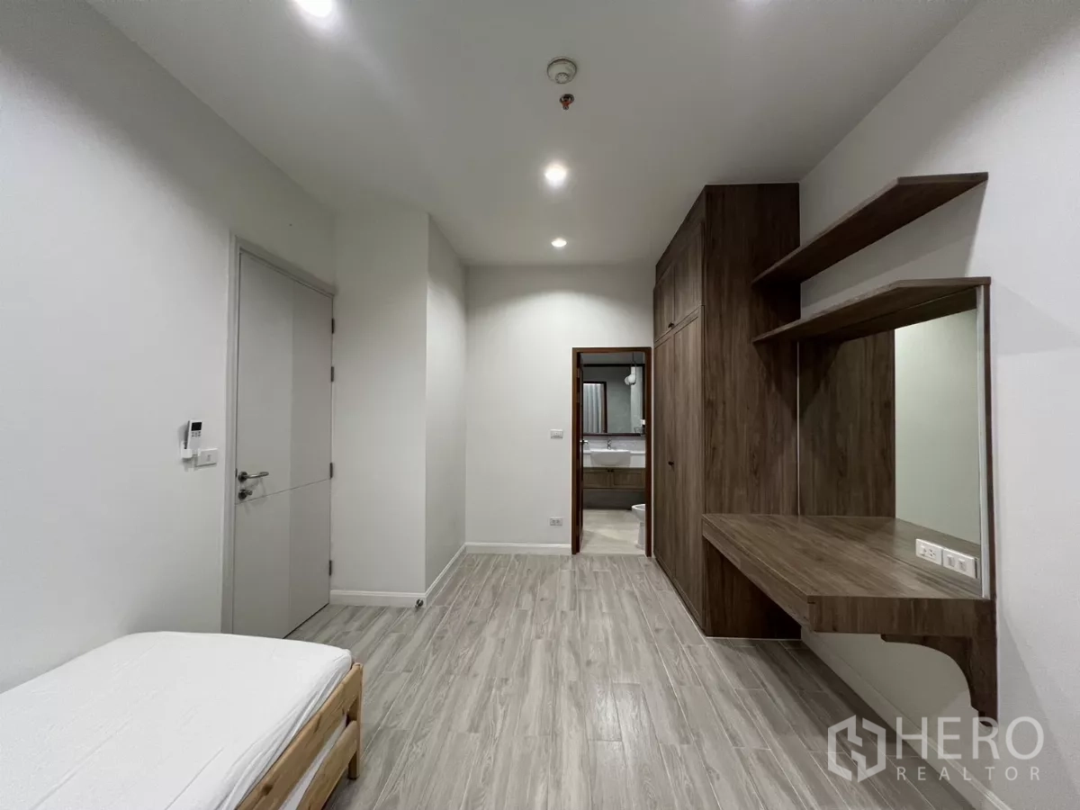公寓 出租在Bang Kapi, Bangkok - 次卧，内置木质书桌并通向浴室。