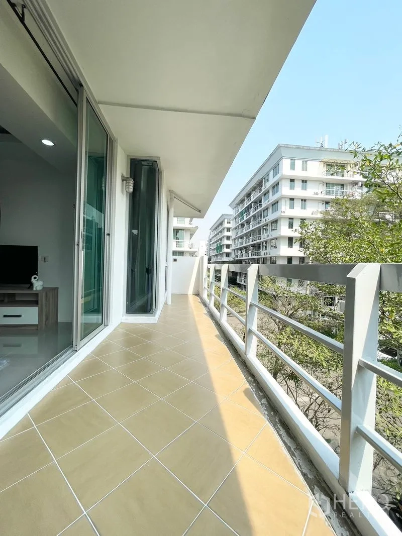 คอนโด for rent in Khlong Toei, Bangkok - ระเบียงกระเบื้องกว้างหน้าห้องนั่งเล่น มองไปยังอาคารข้างเคียง
