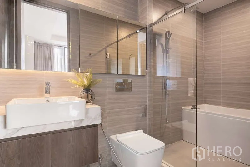 คอนโด ให้เช่าในWatthana, Bangkok - ห้องน้ำสมัยใหม่พร้อมห้องอาบน้ำกระจก อ่างอาบน้ำ และเคาน์เตอร์หินอ่อน