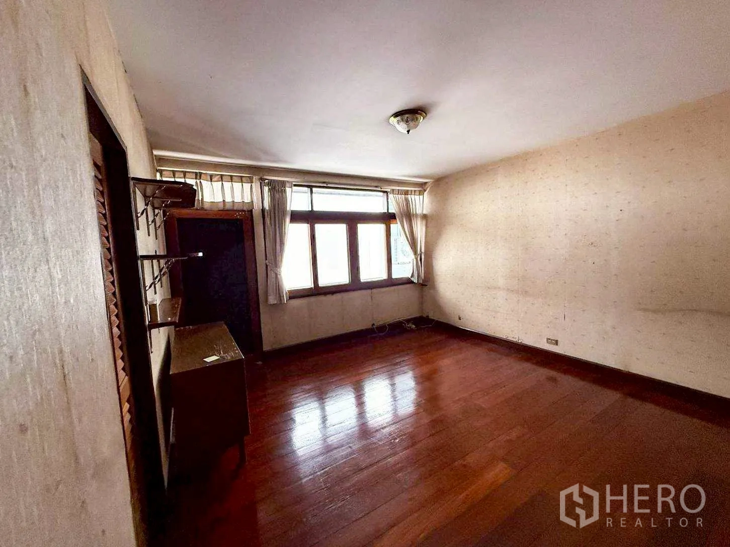 家庭办公室 for rent in Bang Rak, Bangkok - 宽敞房间，大窗、少量家具与抛光木地板