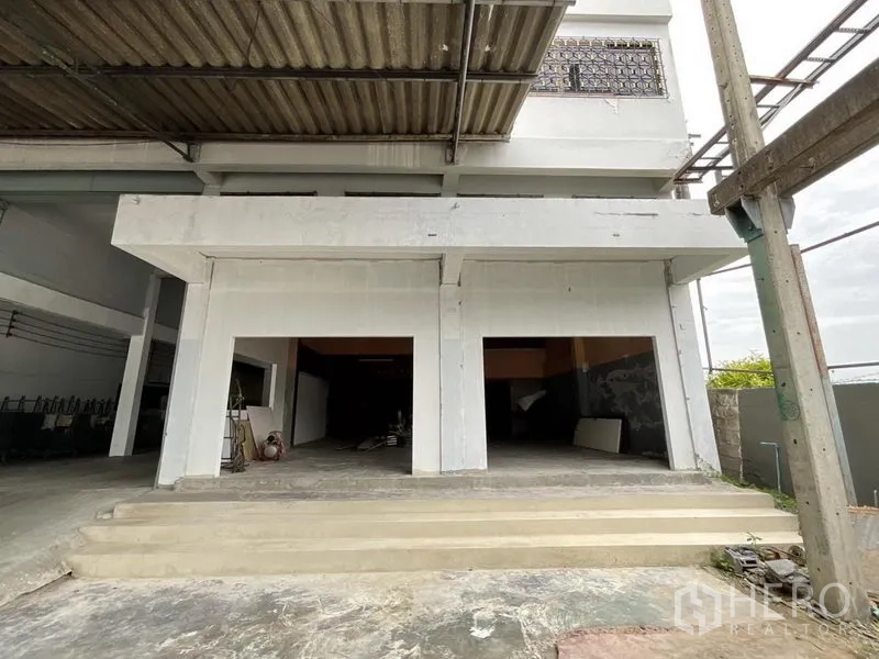 คลังสินค้า ให้เช่าในBang Phli, Samut Prakan - ด้านหน้าโกดังสีขาว พร้อมช่องโหลดสินค้า 2 ช่อง หลังคาคลุมและบันไดคอนกรีต