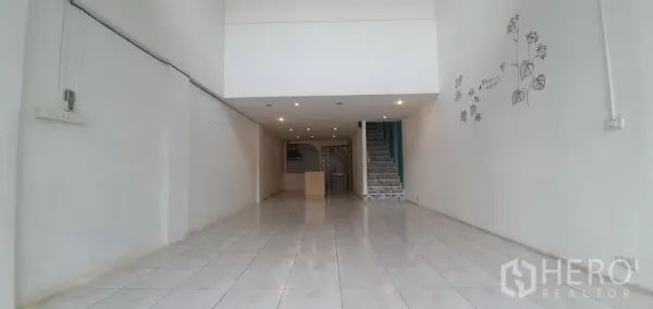 带办公室的家 出租在Khlong Toei, Bangkok - 一层开放式空间，嵌入式筒灯与中央楼梯。