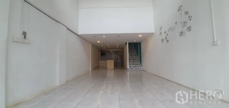 带办公室的家 出租在Khlong Toei, Bangkok - 一层开放式空间，嵌入式筒灯与中央楼梯。