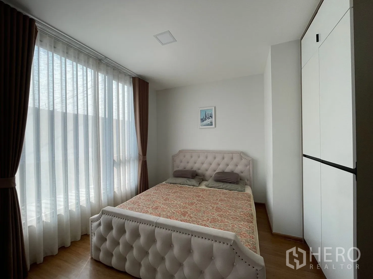 ทาวน์เฮาส์ for rent in Bang Phli, Samut Prakan - ห้องนอนใหญ่รับแสง เตียงบุผ้าทรงหรู ผ้าม่านโปร่งเต็มความสูง และตู้เสื้อผ้าบิวท์อิน
