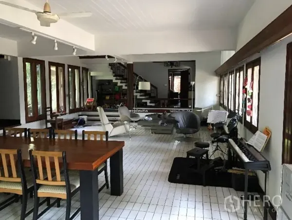 独立式住宅 出租在Khlong Toei, Bangkok - 开放式客厅，通透窗户、瓷砖地面与楼梯。
