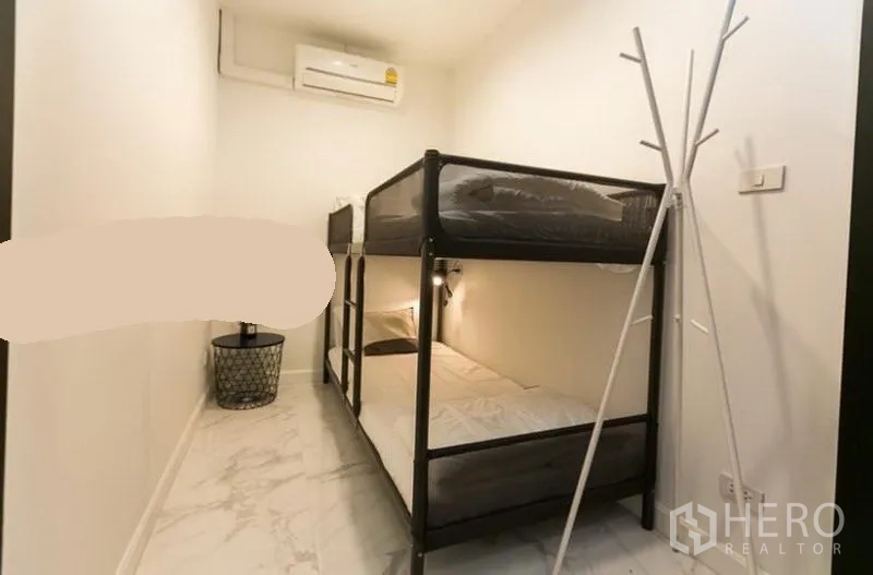 联排别墅 出租在Khlong Toei, Bangkok - 小房间配金属双层床，白墙，空调与大理石纹地面