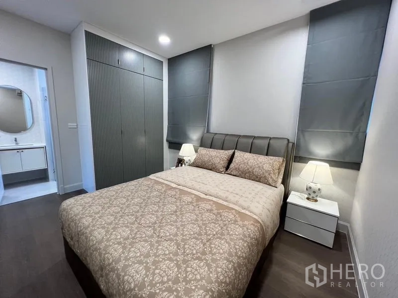 Detached House for rent or sale in Saphan Sung, Bangkok - Cozy guest bedroom with built-in wardrobe and ensuite bathroom.