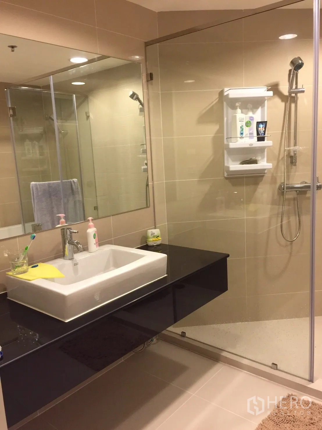 คอนโด ให้เช่าในHuai Khwang, Bangkok - ห้องน้ำเคาน์เตอร์อ่างล้างหน้า กระจกบานใหญ่ และห้องอาบน้ำกระจก