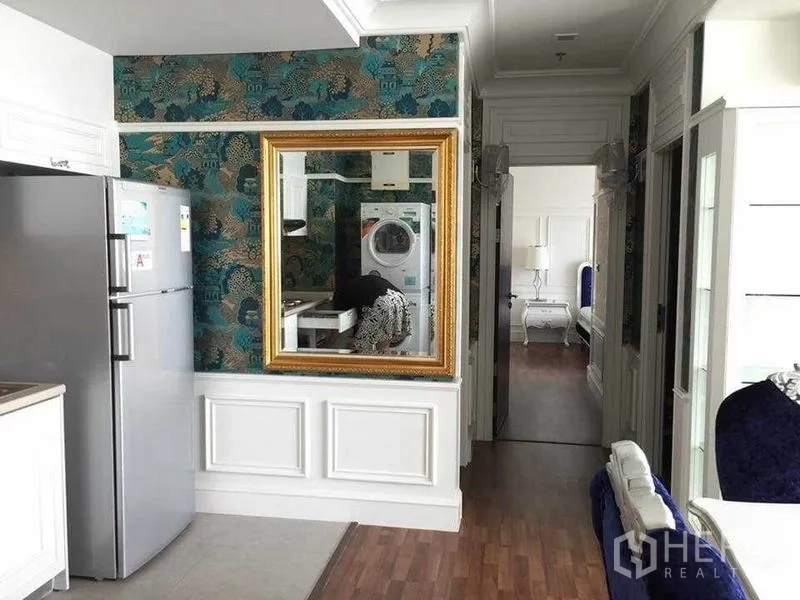 公寓 出租在Watthana, Bangkok - 走廊配金色框镜与装饰壁纸