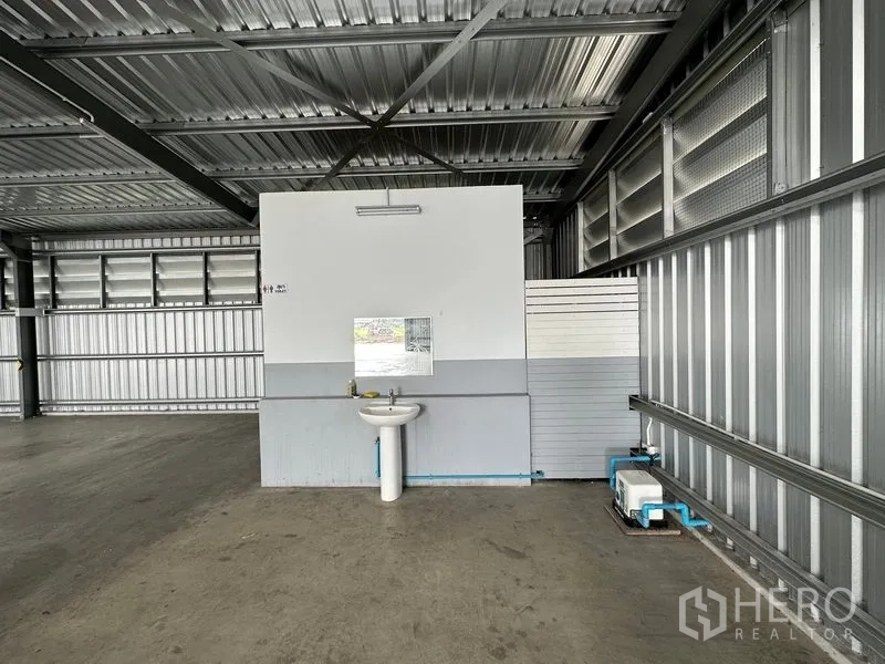 货栈 出租在Mueang Nonthaburi, Nonthaburi - 仓库内设洗手间与洗手池，方便员工使用。