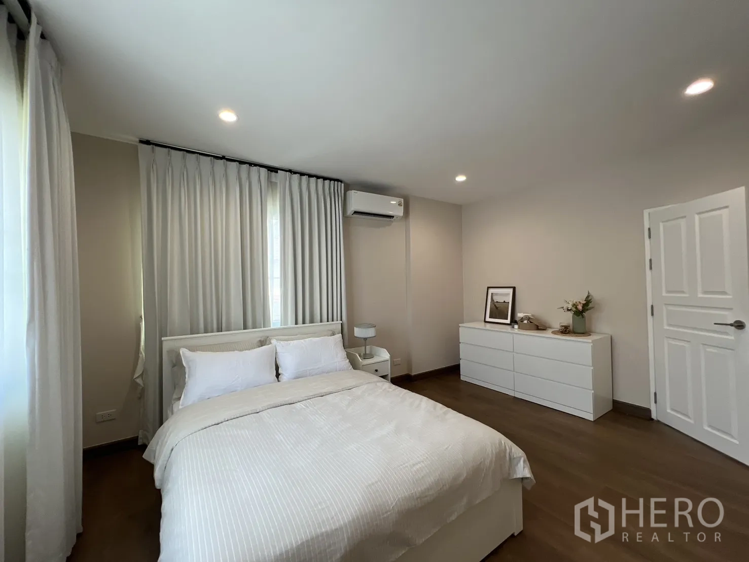 Detached House for rent in Mueang Samut Prakan, Samut Prakan - Guest bedroom with double bed and corner windows.