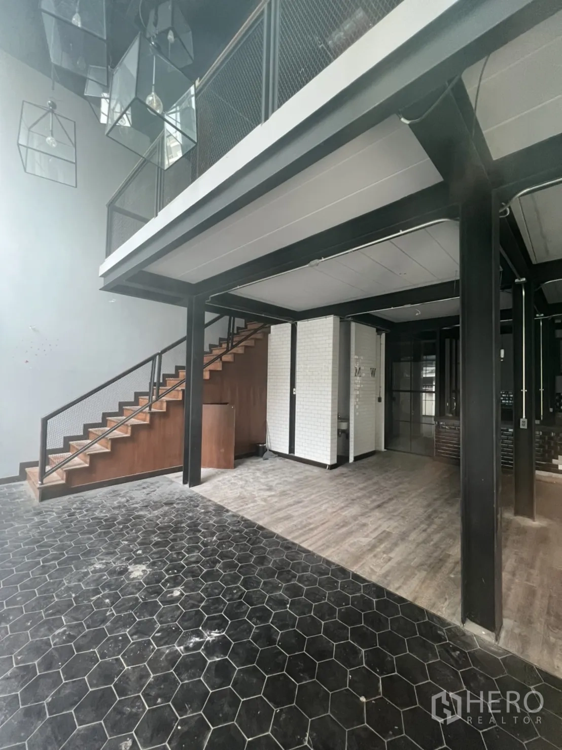 零售空间 出租在Sathon, Bangkok - 一层六角砖地面，带夹层和楼梯。