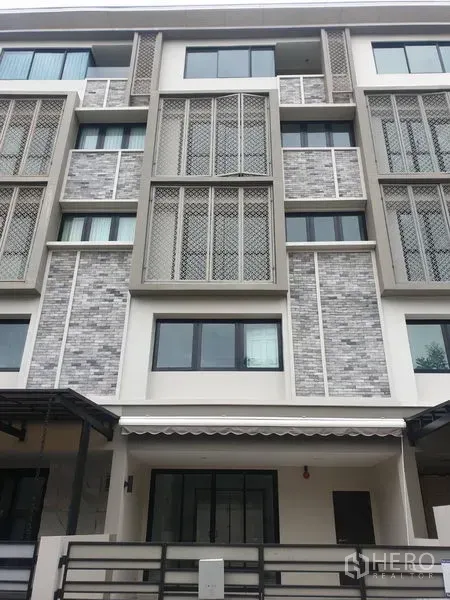 ทาวน์เฮาส์ ให้เช่าในYan Nawa, Bangkok - ด้านหน้าทาวน์เฮ้าส์ 4.5 ชั้น สไตล์โมเดิร์น มีซุ้มระแนง ผนังลายอิฐ และหน้าต่างบานใหญ่ ย่านยานนาวา