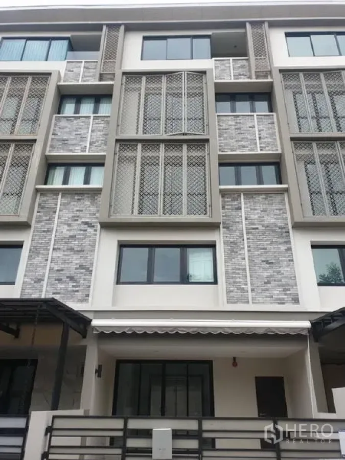 Townhouse for rent in Yan Nawa, Bangkok - Modern 4.5-storey townhouse facade with lattice screens, brick accents and large windows in Yan Nawa.