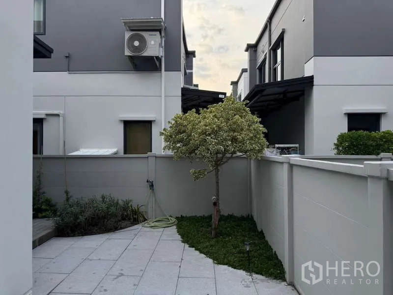 บ้าน ขายในBang Phli, Samut Prakan - สวนหลังบ้านขนาดกะทัดรัดมีต้นไม้หนึ่งต้นและพื้นที่ปูกระเบื้อง