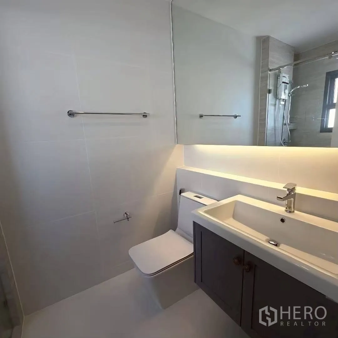 Detached House for rent in Bang Phli, Samut Prakan - Clean bathroom with large mirror, vanity, and separate shower.