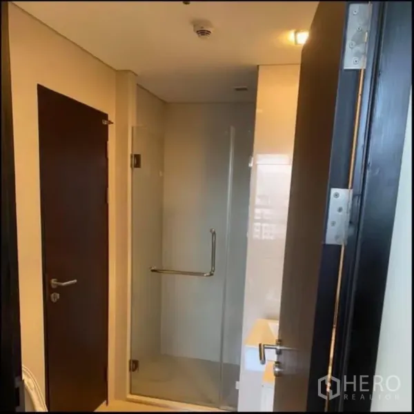 คอนโด ให้เช่าในWatthana, Bangkok - ห้องน้ำสมัยใหม่พร้อมตู้ชาวเวอร์กระจกและแสงไฟโทนอุ่น
