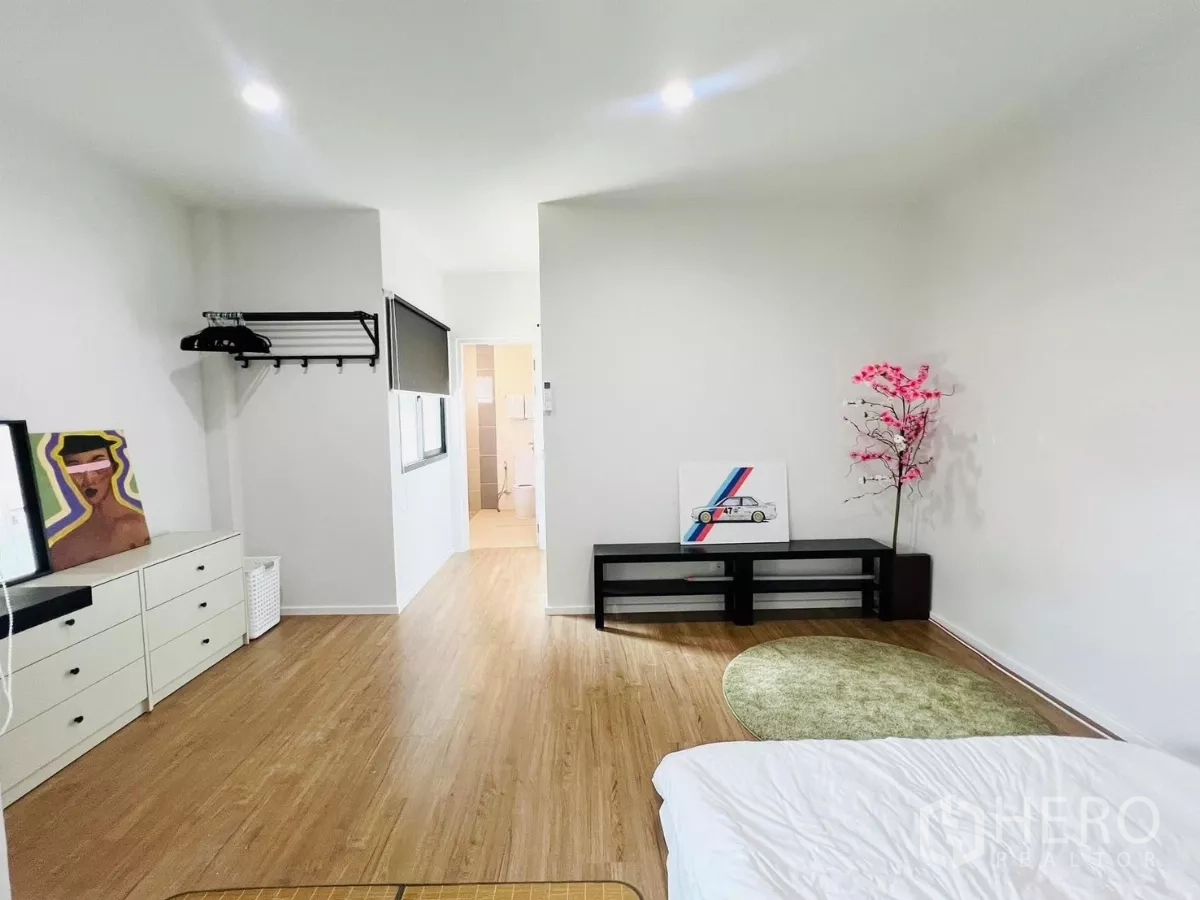 Detached House for rent in Saphan Sung, Bangkok - Wide bedroom layout leading to ensuite bathroom and windows.