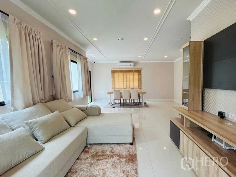 独立式住宅 出租在Khlong Sam Wa, Bangkok - 狭长客餐厅一体，内置电视柜与转角沙发