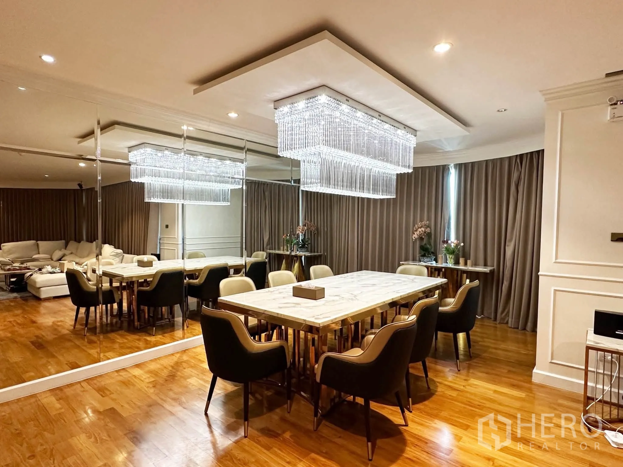 คอนโด for sale in Khlong San, Bangkok - ห้องอาหารทางการ ผนังกระจกเงา โต๊ะหินอ่อน และแสงไฟจากโคมระย้า