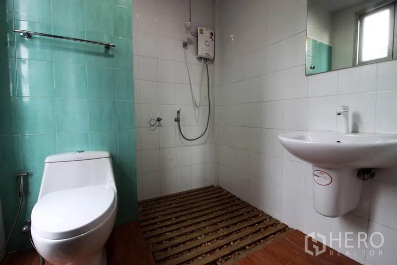 办公空间 出租或出售在Bang Rak, Bangkok - 简洁卫生间，坐便器、柱盆和步入式淋浴。