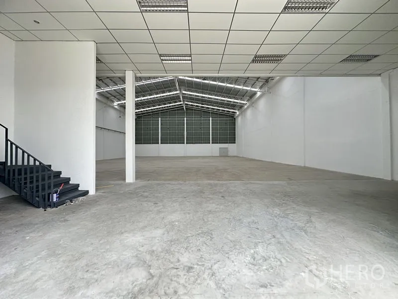 工厂 出租在Pathum Thani - 生产大厅，约9米净高，天窗采光，钢筋混凝土地面。