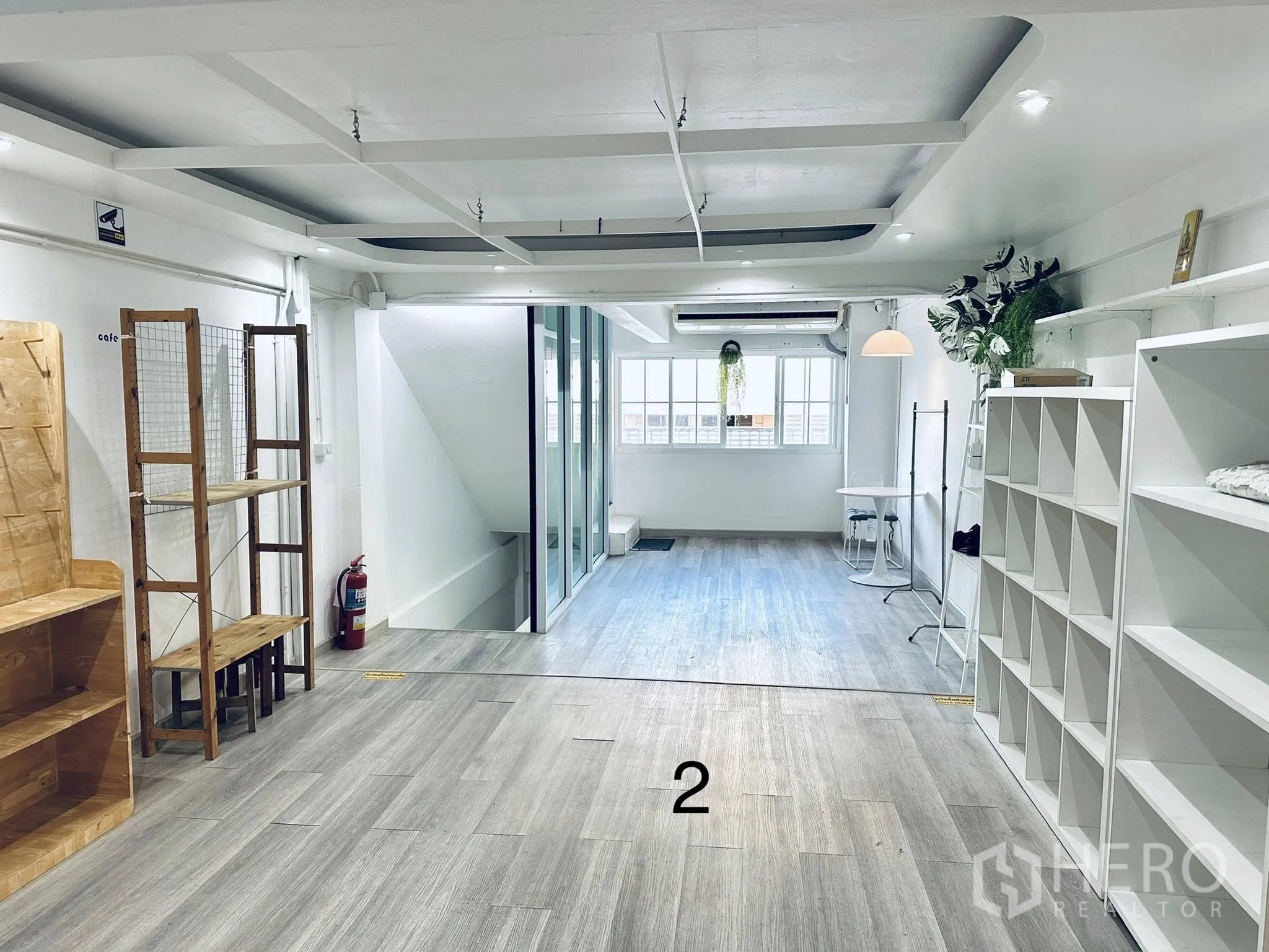 ตึกแถว for rent in Watthana, Bangkok - ชั้นโอเพ่นสเปซ พื้นไวนิลลายไม้ ชั้นแสดงสินค้า ผนังกระจก และหน้าต่าง