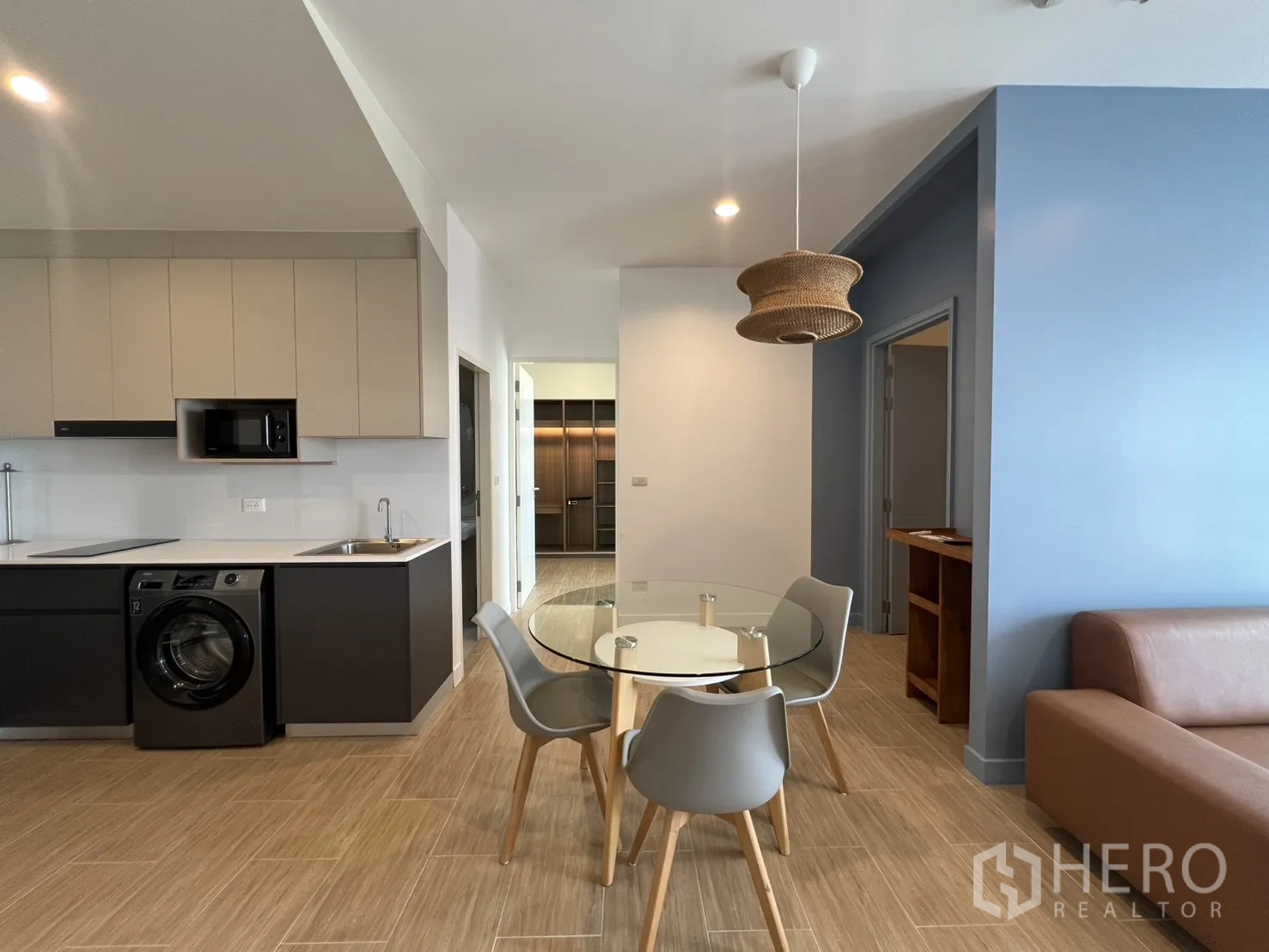 公寓 for rent in Bang Kapi, Bangkok - 开放式餐区面向厨房，右侧为浴室门。