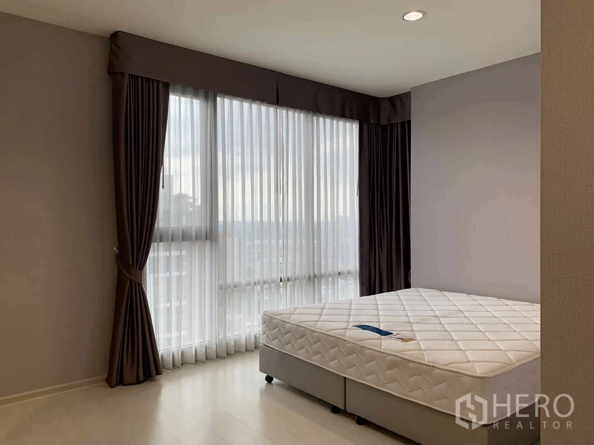 คอนโด for rent in Khlong Toei, Bangkok - ห้องนอนมุมมีหน้าต่างขนาดใหญ่ ผ้าม่านสองชั้น และเตียงควีน