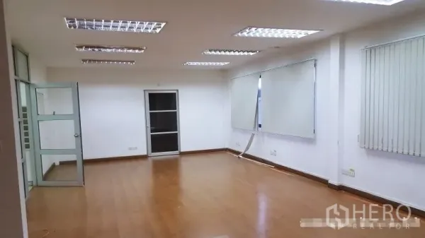 คลังสินค้า ให้เช่าในSuan Luang, Bangkok - ห้องสำนักงานโล่ง พื้นไม้ ม่านบังแสง และไฟฝังฝ้า