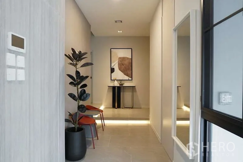 Detached House for rent in Saphan Sung, Bangkok - Minimalist entry corridor with indoor plant, console table and framed artwork.