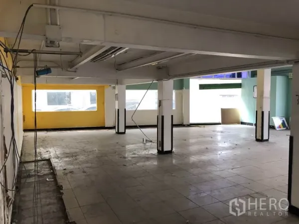 คลังสินค้า ให้เช่าในSuan Luang, Bangkok - พื้นที่ชั้นล่างของโกดังโล่ง โปร่ง มีเสาค้ำ พื้นกระเบื้อง เดินสายไฟและหน้าต่างด้านหน้าแสงสว่างดี