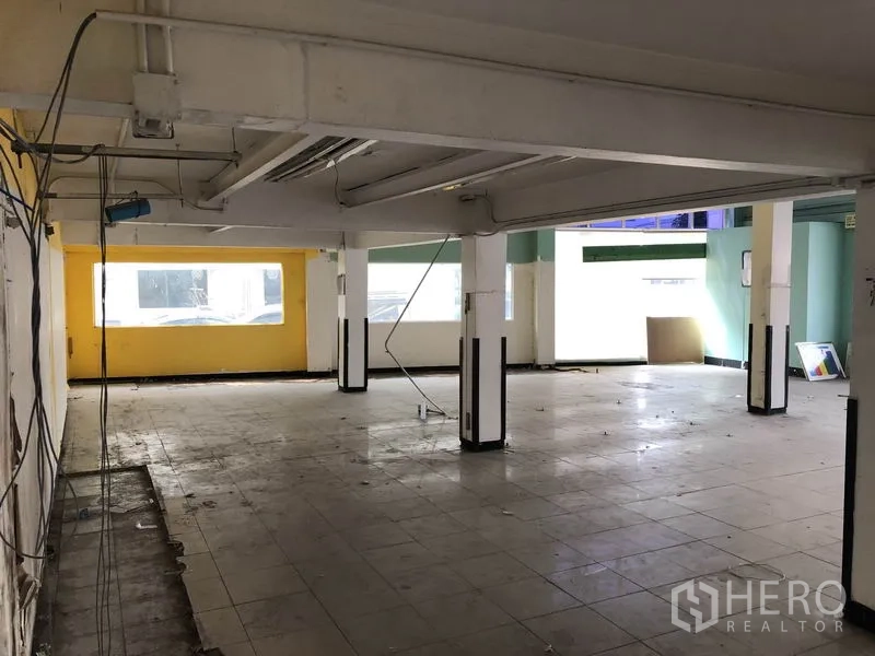 คลังสินค้า ให้เช่าในSuan Luang, Bangkok - พื้นที่ชั้นล่างของโกดังโล่ง โปร่ง มีเสาค้ำ พื้นกระเบื้อง เดินสายไฟและหน้าต่างด้านหน้าแสงสว่างดี