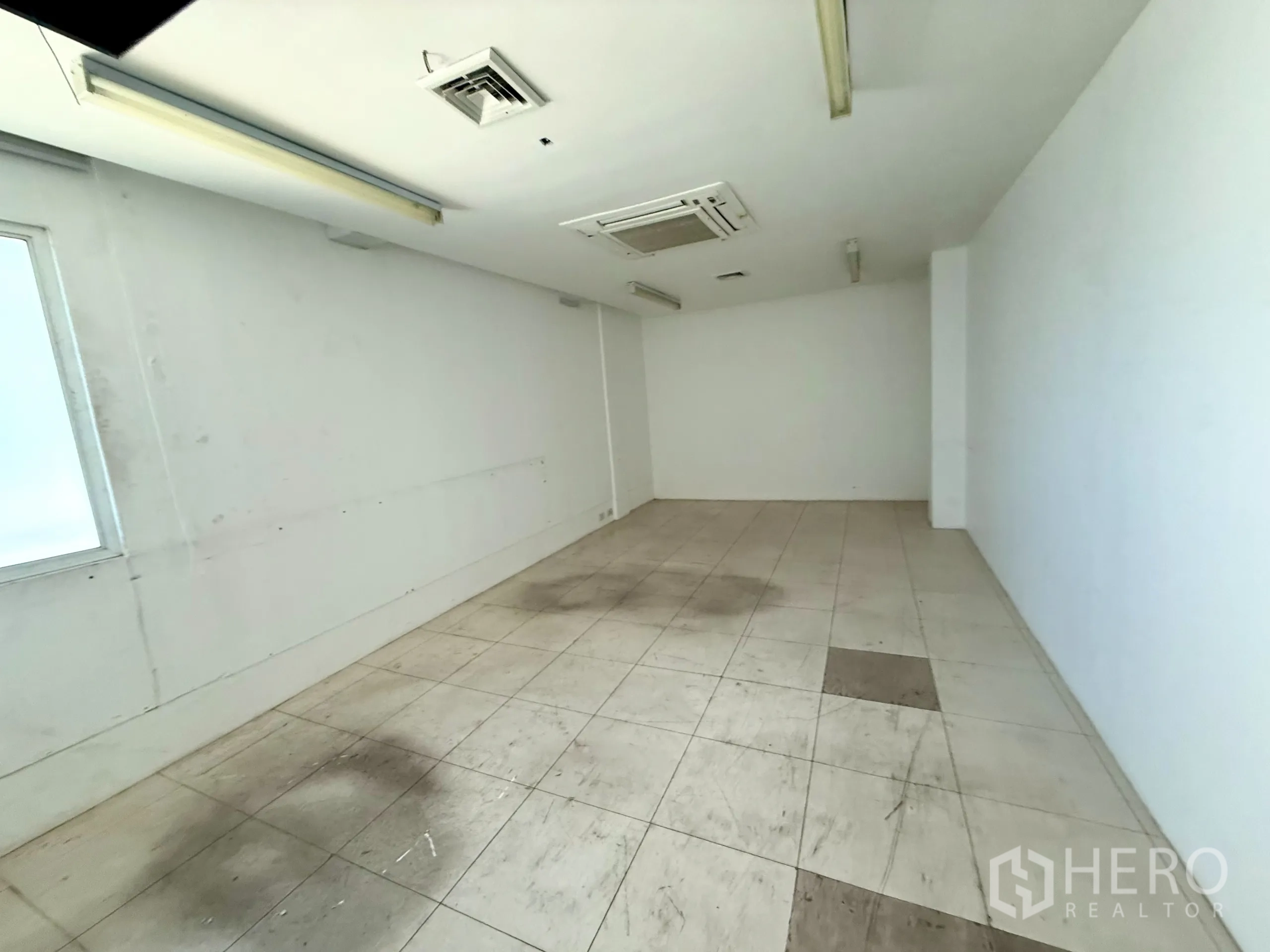 办公空间 出租在Bueng Kum, Bangkok - 分隔办公室，木纹地面与蓝色窗户