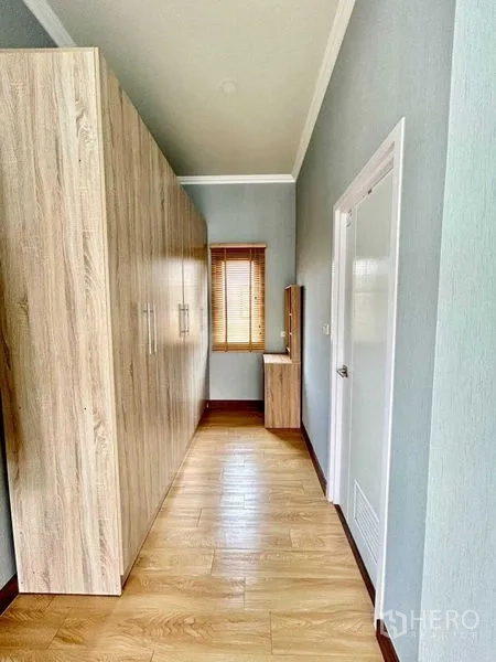 独立式住宅 出租在Khlong Sam Wa, Bangkok - 步入式衣帽区，通顶衣柜与梳妆台