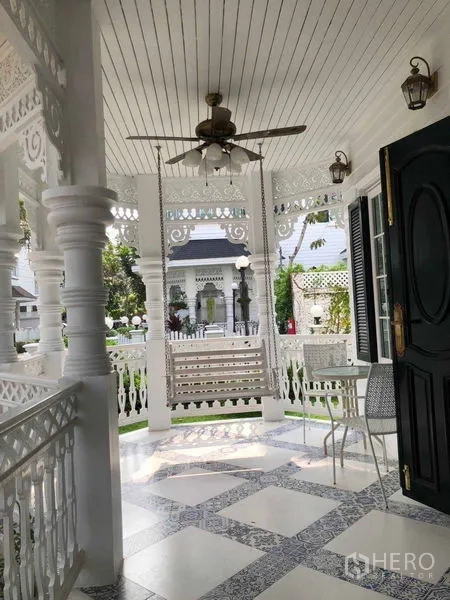บ้าน ให้เช่าในBang Na, Bangkok - ระเบียงหน้าบ้านมีลายฉลุ พัดลมเพดาน และชิงช้าแขวน