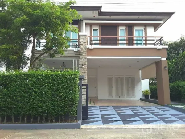 Detached House for rent in Lam Luk Ka, Pathum Thani - Another view of the contemporary front facade and gated driveway.