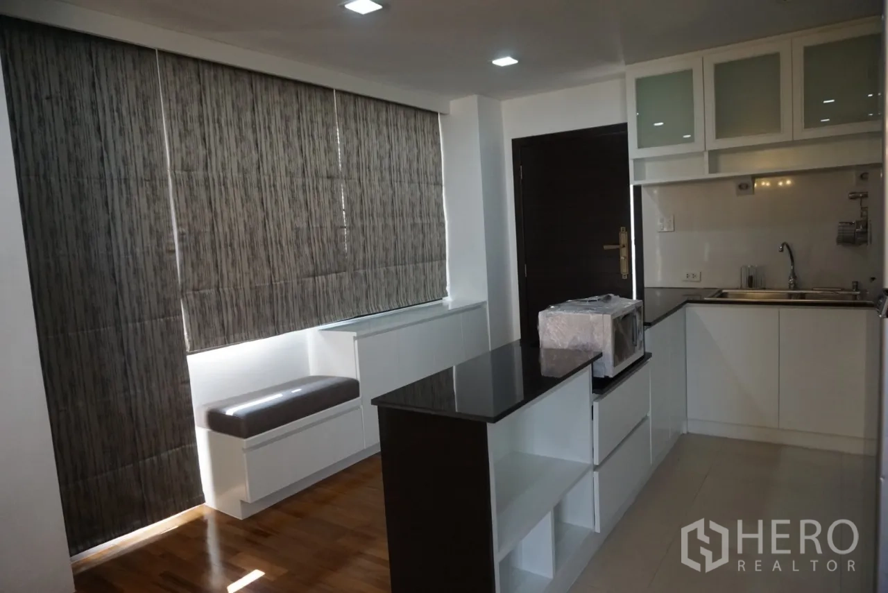公寓 出租在Watthana, Bangkok - 入口与厨房岛台，开放置物架，窗边长凳与整面窗帘