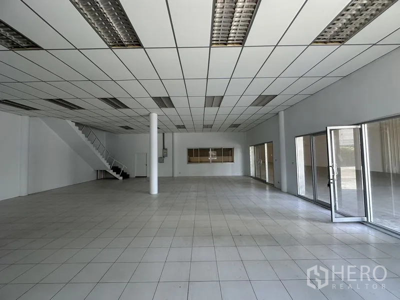 โรงงาน ให้เช่าในKhlong Luang, Pathum Thani - พื้นที่ออฟฟิศชั้นล่าง ปูกระเบื้อง เพดานยิปซัมแบบช่อง และผนังกระจก