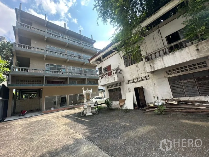 สำนักงาน ให้เช่า - ลานกว้างระหว่างอาคารสำนักงานหลักและอาคารพักรับรอง 2 ชั้น
