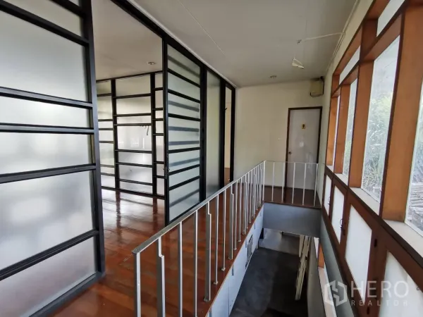 สำนักงานที่บ้าน ให้เช่าในWatthana, Bangkok - โถงทางเดินชั้นบน กั้นห้องด้วยกระจกฝ้าและหน้าต่างไม้