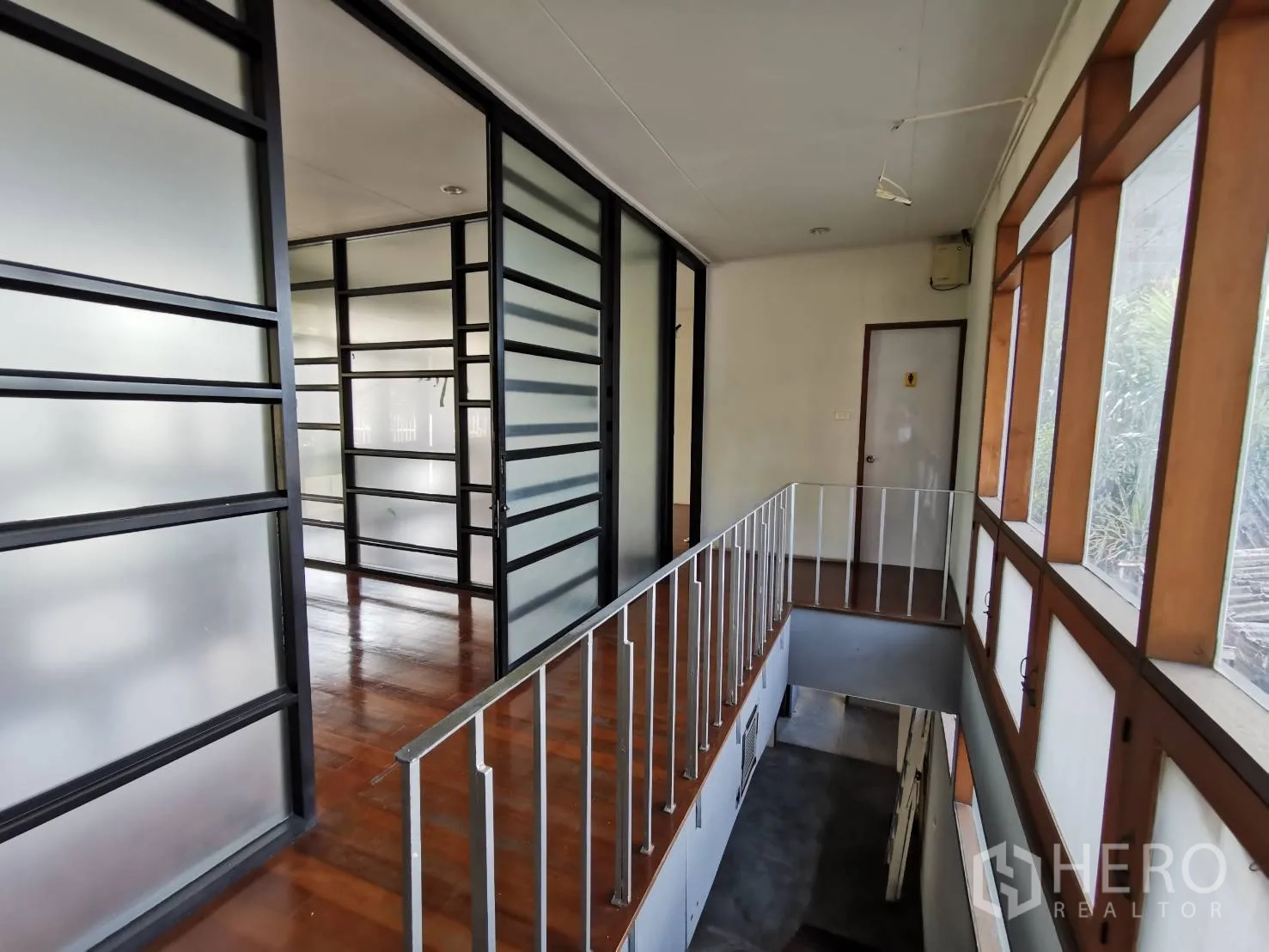 สำนักงานที่บ้าน ให้เช่าในWatthana, Bangkok - โถงทางเดินชั้นบน กั้นห้องด้วยกระจกฝ้าและหน้าต่างไม้