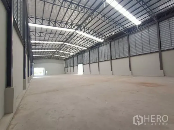 โรงงาน ให้เช่าหรือขายในMueang Samut Sakhon, Samut Sakhon - ภายในโกดังเพดานสูง โครงหลังคาเหล็ก มีสกายไลต์และช่องระบายอากาศด้านข้าง