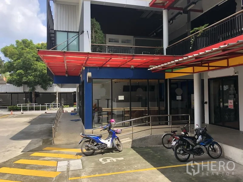 พื้นที่ขายปลีก ให้เช่าในWang Thonglang, Bangkok - พื้นที่ค้าปลีกชั้นล่าง วังทองหลาง กรุงเทพฯ หน้าร้านกระจก หลังคากันสาดสีแดง ทางลาดวีลแชร์ และที่จอดมอเตอร์ไซค์