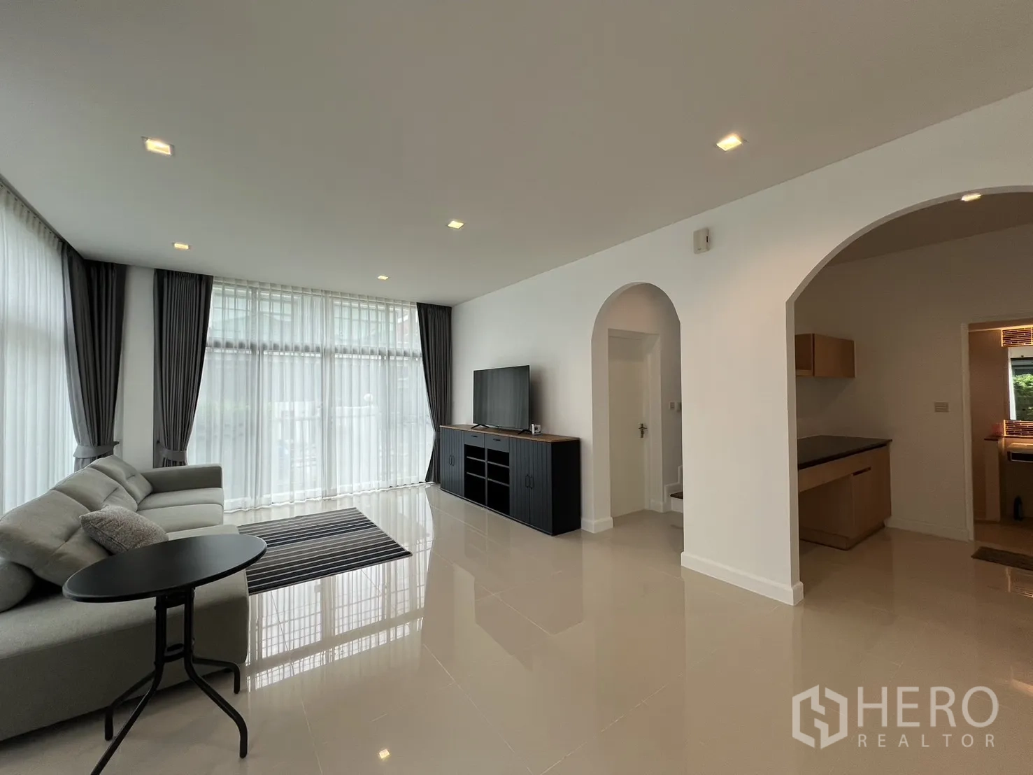 Detached House for rent in Bang Kapi, Bangkok - Open-plan living area with arched openings leading to pantry and bathroom.
