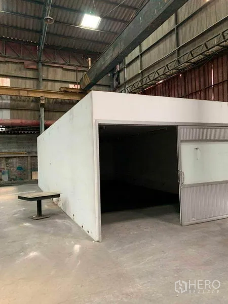 Warehouse for rent in Bang Kho Laem, Bangkok - Standalone white office room inside the warehouse with a sliding entrance.